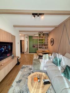 Twenty-five peaks apartment with garage