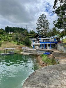Chalet Lago Calima - Piscina Natural y Jacuzzi