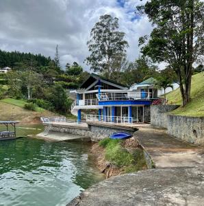 Chalet Lago Calima - Piscina Natural y Jacuzzi