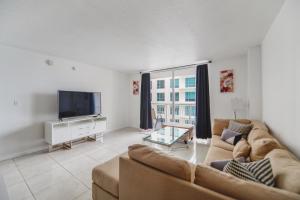 Luxe 2BD Unit | W Sauna, Pool & Gym access