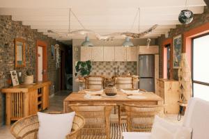 SIESTA DE RON Wilderness Beach House, 10 or 6 or 4 Sleeper Seconds from the OCEAN