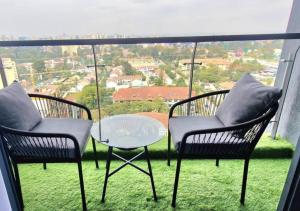 1 Bedroom Apartment with heated Pool,Gym,1 min walk to Mall