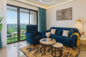 1 Bedroom Apartment with heated Pool,Gym,1 min walk to Mall