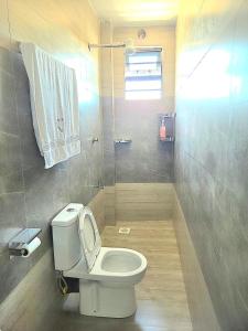 Embakasi Modern Elegant 2 br Urban Escape with Scenic Balcony by Lameg