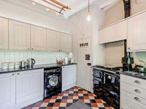 4 bed in Calver PK939
