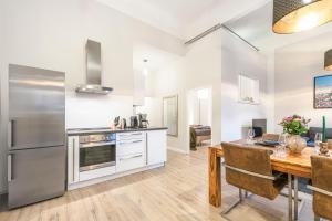 The Goethe Group Loft, 2 BR, 2 bath rooms, one living room, family friendly, 2-5 Guests