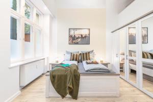 The Goethe Group Loft, 2 BR, 2 bath rooms, one living room, family friendly, 2-5 Guests