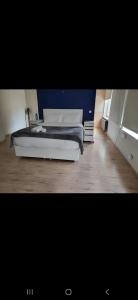 Les Pieds a La Grande Place