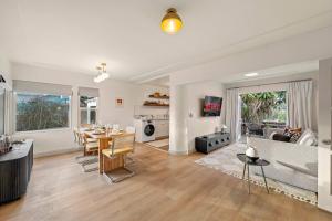 Designer Oasis with Hot Tub Firepit BBQ Sleeps 6