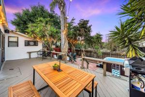 Designer Oasis with Hot Tub Firepit BBQ Sleeps 6