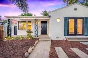 Designer Oasis with Hot Tub Firepit BBQ Sleeps 6