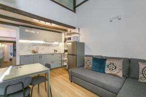 Trevi Little Palace #6 - 52 Steps of Charm