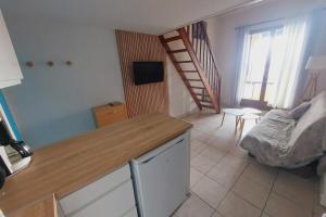 Apartment with bedroom and mezzanine at the foot of the port
