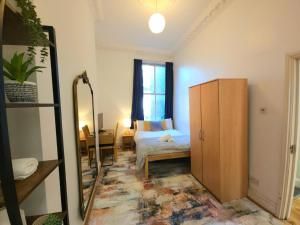 Charming Home with Private Balcony, on 1st floor, with 2 Bathrooms, 3 min walk to Earls Court Station