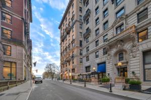 Walk to Boston Common Bright Apt with Rooftop Deck