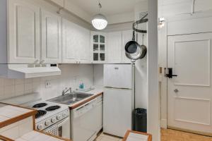 Walk to Boston Common Bright Apt with Rooftop Deck