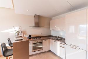 Urban Escape Designer Apartment with Balcony