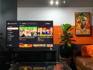 Stylish Studio with Pool & Huge TV