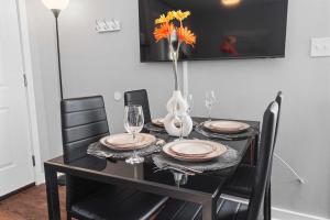 5 Min to Downtown - 7 to Duke - Washer and Dryer