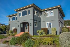 Now Trending - Entire Beach Home Walk to Beaches Restaurants Activities