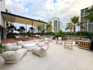 Luxury Apt Steps from Bayfront Park