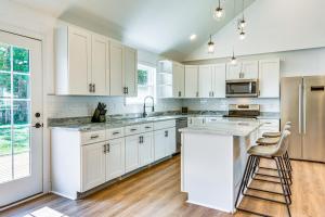 Less Than 1 Mi to Downtown Pensacola Quiet Home with Yard