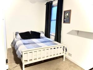 Bright and cozy studio by Brighton Station