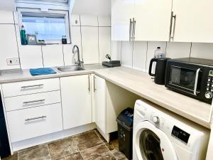 Bright and cozy studio by Brighton Station