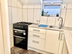 Bright and cozy studio by Brighton Station