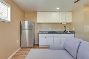 3 Mi to Lookout Mtn! Gem w Fire Pit + Fenced Yard