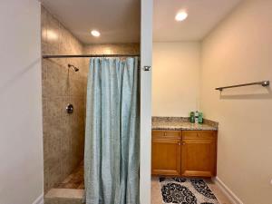 Bright Spacious Condo 1mi to Beach