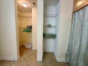 Bright Spacious Condo 1mi to Beach