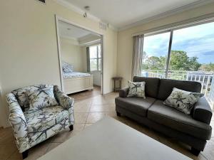 Bright condo in paradise