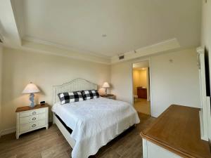 Bright condo in paradise