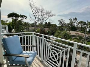 Bright condo in paradise