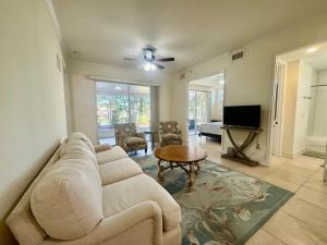 Bright 1st Floor Condo with Wi-Fi by Beach