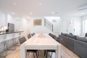 4BR Urban Oasis with Rooftop and Jacuzzi