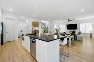 4BR Urban Oasis with Rooftop and Jacuzzi