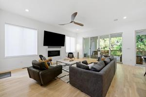 4BR Urban Oasis with Rooftop and Jacuzzi