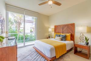 Chic Beachfront Condo Ocean View Rooftop Pools