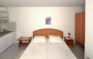 1 Bedroom Amazing Apartment In Drvenik