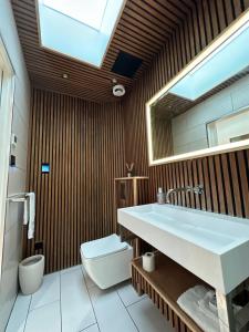 Contemporary 3-Bed Penthouse with River Views