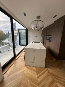 Contemporary 3-Bed Penthouse with River Views