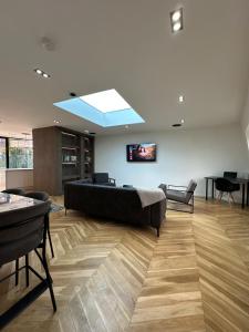 Contemporary 3-Bed Penthouse with River Views