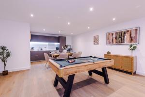 Leeds City Centre 2 Bed Pool Table Parking