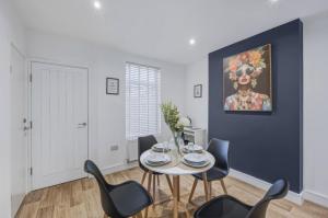 Albert House - Near the High Street - Free Parking, Garden, Fast WiFi and Smart TV by Yoko Property