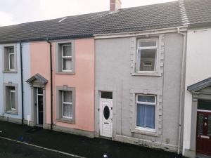 Stunning 5 Bedroom Home in the Heart of Swansea - Snooker Table, WiFi & Parking!