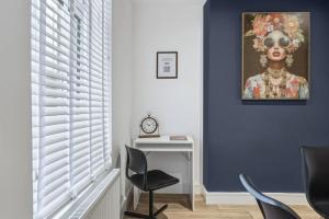 Albert House - Near the High Street - Free Parking, Garden, Fast WiFi and Smart TV by Yoko Property