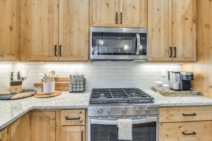 Walk to Ski Shuttle and Brewery! New Fraser Condo