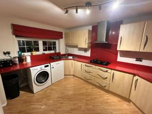 Modern Huddersfield Stay - Garden & Parking - Suitable for Contractors